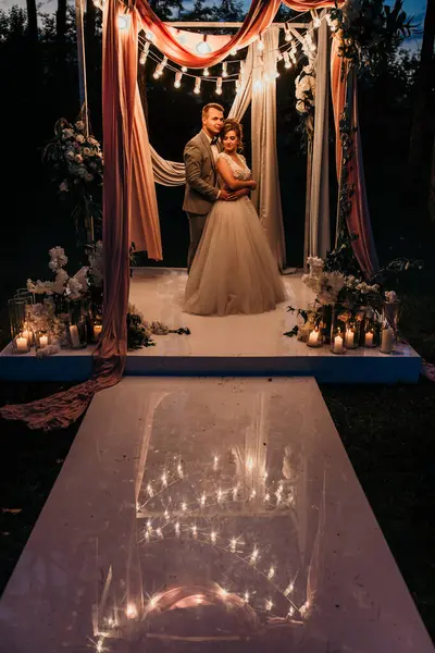 Açık hava düğün töreninde mutlu gelin ve damat         