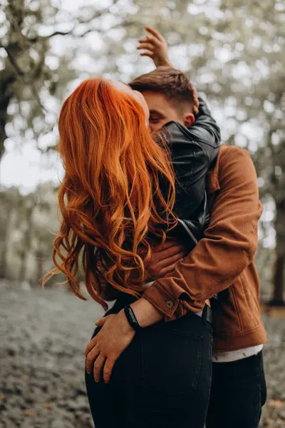 Mutlu genç çift sonbahar ormanında aşık. 