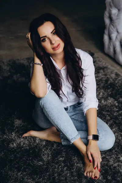 Stüdyoda poz veren güzel esmer kadın.