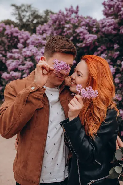 Bahar parkında genç aşıklar 