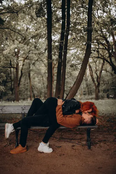 Parktaki bankta birbirine aşık bir çift poz veriyor. 