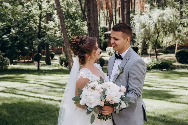 Güzel, mutlu, genç bir çift yaz parkında poz veriyor.       