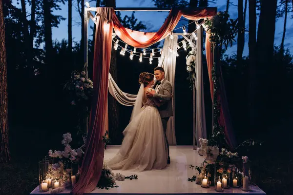 Parkta dans eden mutlu gelin ve damat