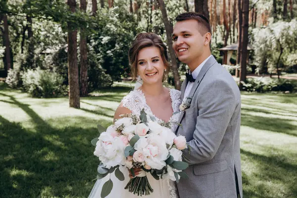 Güzel, mutlu, genç bir çift yaz parkında poz veriyor.       