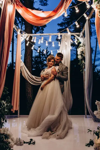 Açık hava düğün töreninde mutlu gelin ve damat         