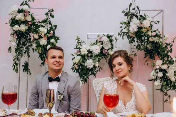 Genç ve mutlu bir çift restoranda oturuyor.