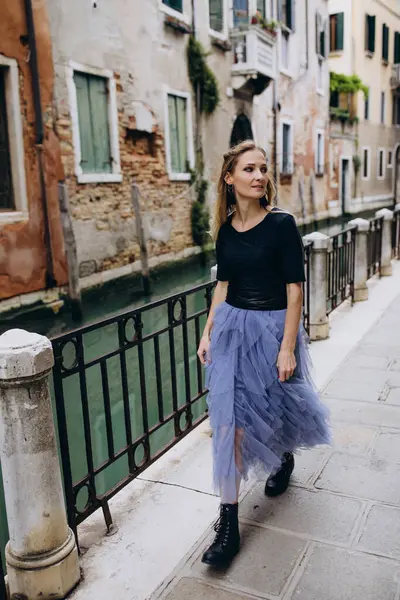 Venedik caddelerinde yürüyen kadın, İtalya 