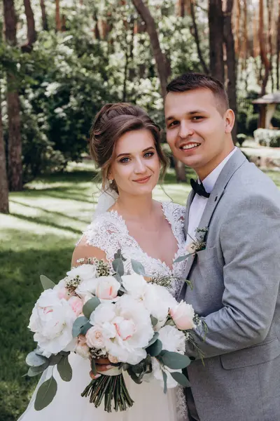 Güzel, mutlu, genç bir çift yaz parkında poz veriyor.       