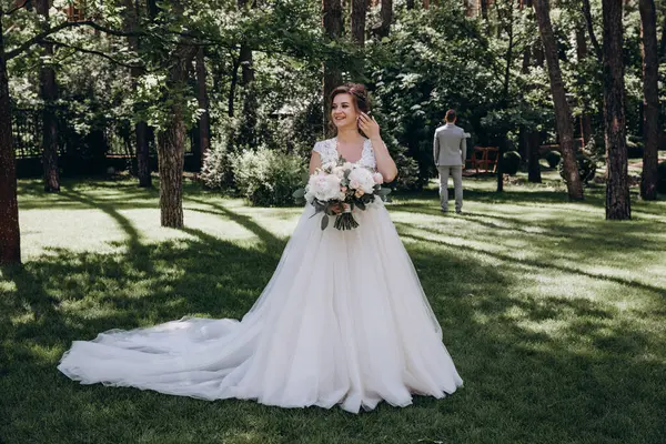 Parkta poz veren mutlu gelin ve damat çifti     