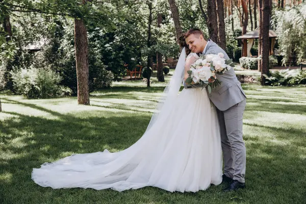 Güzel, mutlu, genç bir çift yaz parkında poz veriyor.       