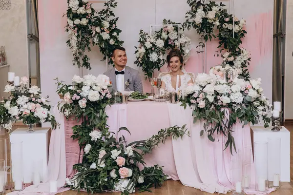 Bir restoranda güzel bir çift.