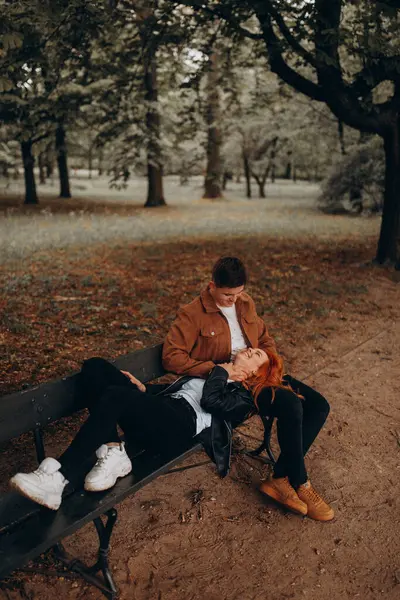 Parktaki bankta birbirine aşık bir çift poz veriyor. 