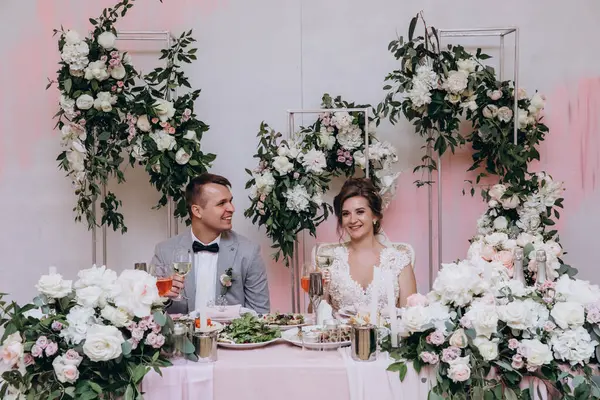 Gelin ve Damat Düğün Resepsiyon. Mutlu yeni evliler           