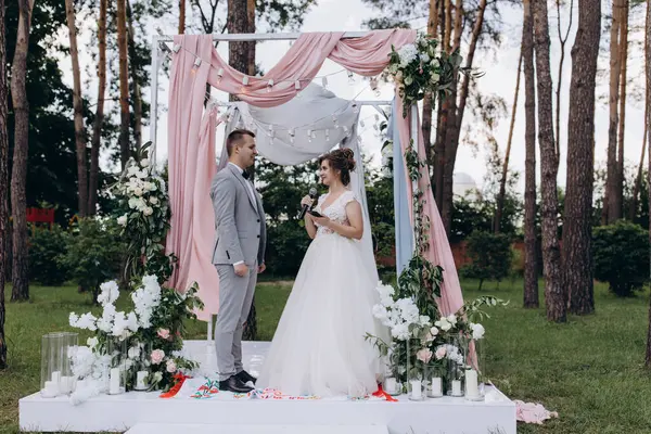 Gelin ve damat düğün töreninde.