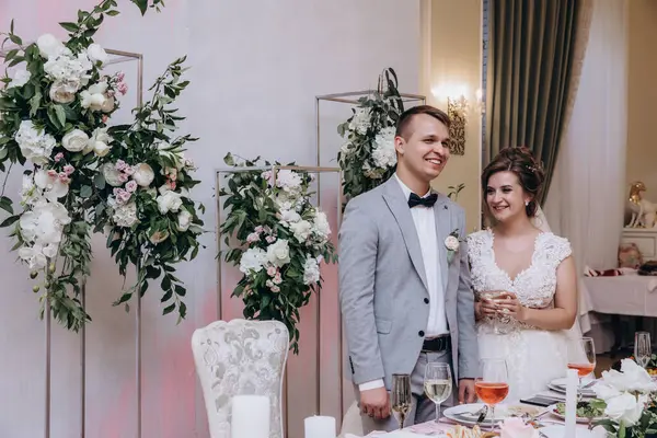 Gelin ve Damat Düğün Resepsiyon. Mutlu yeni evliler           