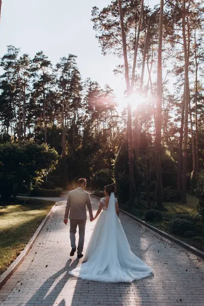 Parkta poz veren mutlu gelin ve damat çifti     