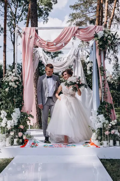 Açık hava düğün töreninde mutlu gelin ve damat         