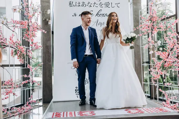 Güzel mutlu gelin ve damat düğün töreninde               