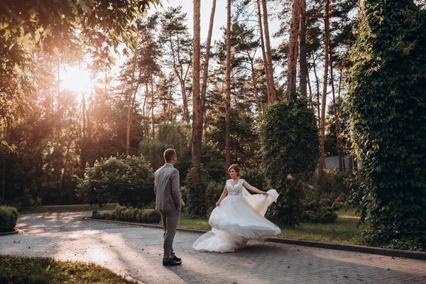 Parkta poz veren mutlu gelin ve damat çifti     