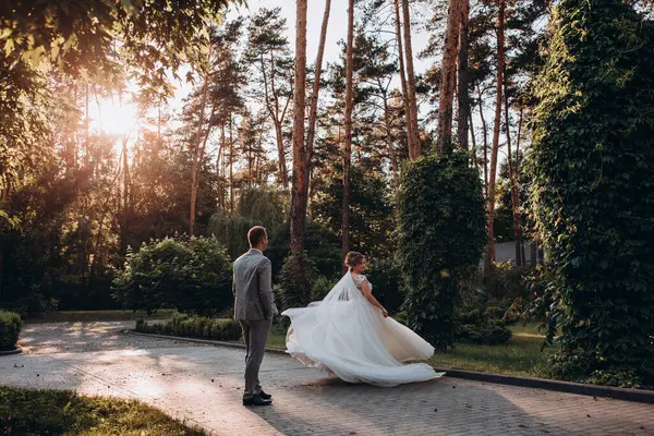 Parkta poz veren mutlu gelin ve damat çifti     