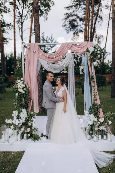 Açık hava düğün töreninde mutlu gelin ve damat         