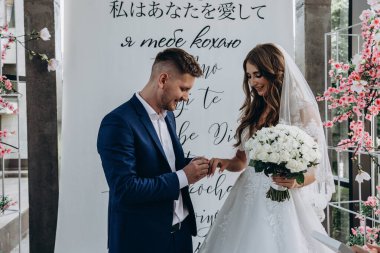 Nikah yüzükleriyle gelin ve damat