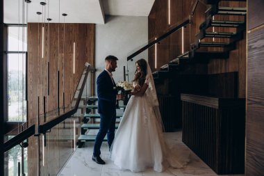 Güzel, genç, aşık bir çift lüks bir iç mekanda poz veriyor.        