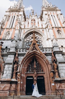 Mutlu evlilik çifti şehirde birlikte poz veriyor.                 