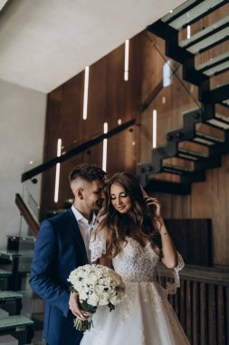 Güzel, genç, aşık bir çift lüks bir iç mekanda poz veriyor.        