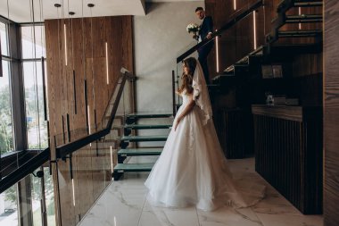 Gelinlikli güzel gelin içeride poz veriyor.