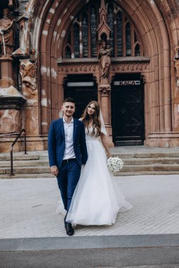 Mutlu evlilik çifti şehirde birlikte poz veriyor.                 