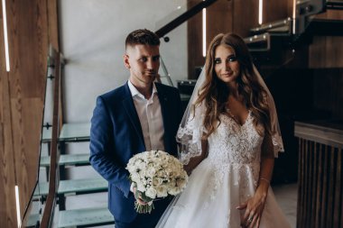 Güzel, genç, aşık bir çift lüks bir iç mekanda poz veriyor.        