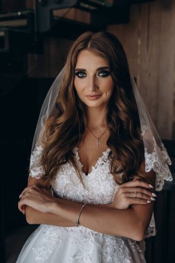 Duvağı ve düğün saç stili olan güzel bir gelin.