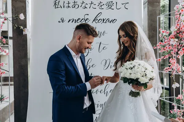 Nikah yüzükleriyle gelin ve damat