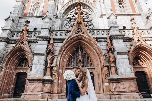 Mutlu evlilik çifti şehirde birlikte poz veriyor.                 