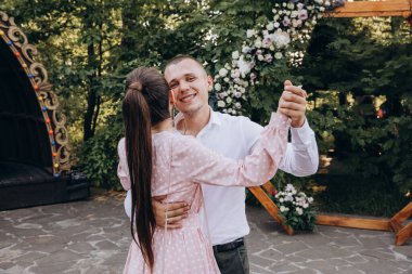 Parkta dans eden mutlu çift.