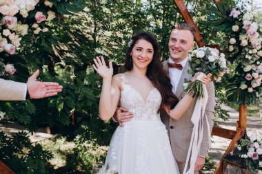 Güzel, mutlu, genç gelin ve damat açık havada düğün, doğada düğün günü.     