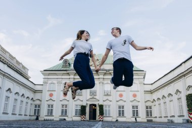 Genç bir çift tarihi yapıya karşı poz veriyor. 