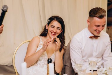 Lokantadaki masada oturan mutlu bir çift. Düğün günlerini kutluyorlar 