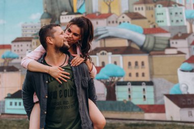 Yürüyüşe çıkmış mutlu genç çift eğleniyor. 