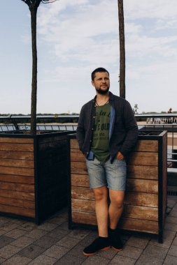 Nehrin kenarında bir adam duruyor. 