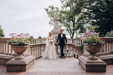 Yaz günü parkta poz veren güzel bir çift.