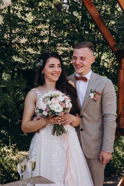 Güzel, mutlu, genç gelin ve damat açık havada düğün, doğada düğün günü.     