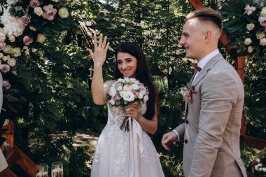 Güzel, mutlu, genç gelin ve damat açık havada düğün, doğada düğün günü.     