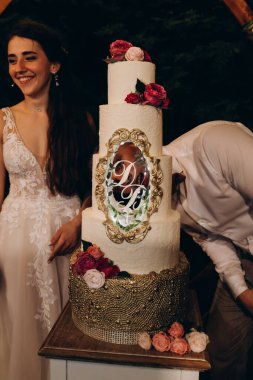 Gelin ve damat düğün pastasının yanında düğün töreninde 