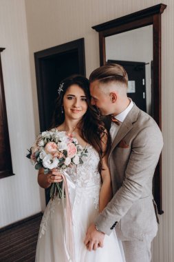 Düğünlerinde poz veren genç bir çift. 