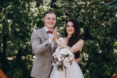 Güzel, mutlu, genç gelin ve damat açık havada düğün, doğada düğün günü.     