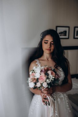 Çekici, genç gelin sabah bir buket çiçekle
