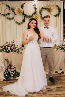 Lokantada dikilen mutlu evlilik çifti, neşeyle kadeh kaldırıyorlar..