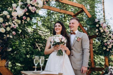 Güzel, mutlu, genç gelin ve damat açık havada düğün, doğada düğün günü.     